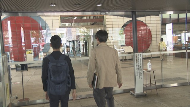 面談に向かう旧香川県立体育館再生委員会のメンバー　香川県庁