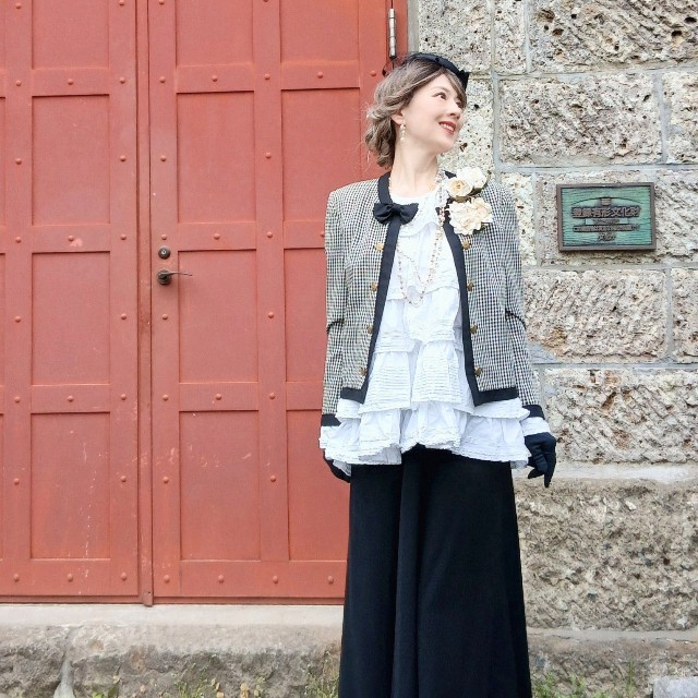 ジャケットを重ねた着こなしでも、上品さと華やかさが際立つあすかさん／あすかさん（@asukawwide1225）提供