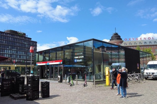 ヘルシンキ市の地下鉄の地上出入り口。市内の地下駅舎は核シェルターを兼ねている＝2023年5月30日、荒ちひろ撮影