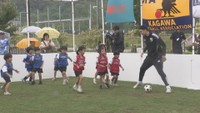ミニサッカーを楽しむ元日本代表のハーフナー・マイクさんと園児