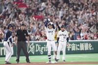 ６回、右翼線に三塁打を放ち、塁上でペッパーミル・パフォーマンスをする阪神・中野拓夢＝東京ドーム（撮影・吉澤敬太）