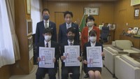 岡山県立大学の学生3人に表彰状