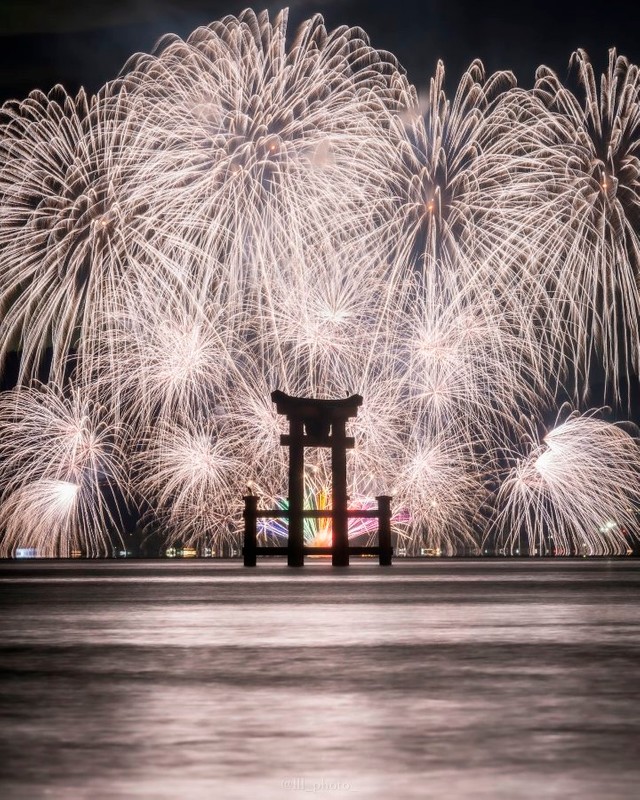 滋賀県の白髭神社の大鳥居と花火 ※長谷川ルウさん提供