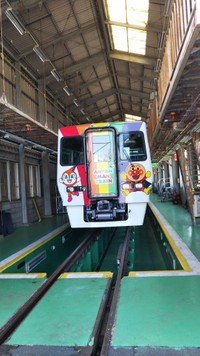 メンテナンスを受けるアンパンマン列車