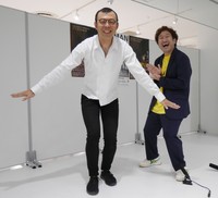 サイン会への意気込みを示すジョイマン高木（左）と池谷＝都内