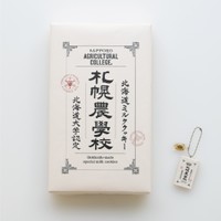 「北海道ミルククッキー　札幌農学校」の実物（左）とミニチュア（トーシン提供）