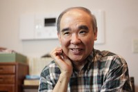 取材に応じる田中芳樹さん