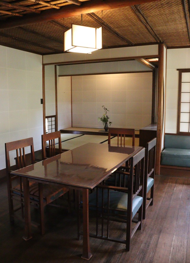 椅子と畳間が共存する閑室内
