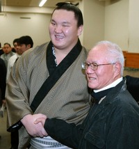 2009年、横綱・白鵬（左）を激励する漫画家のちばてつや氏＝両国国技館