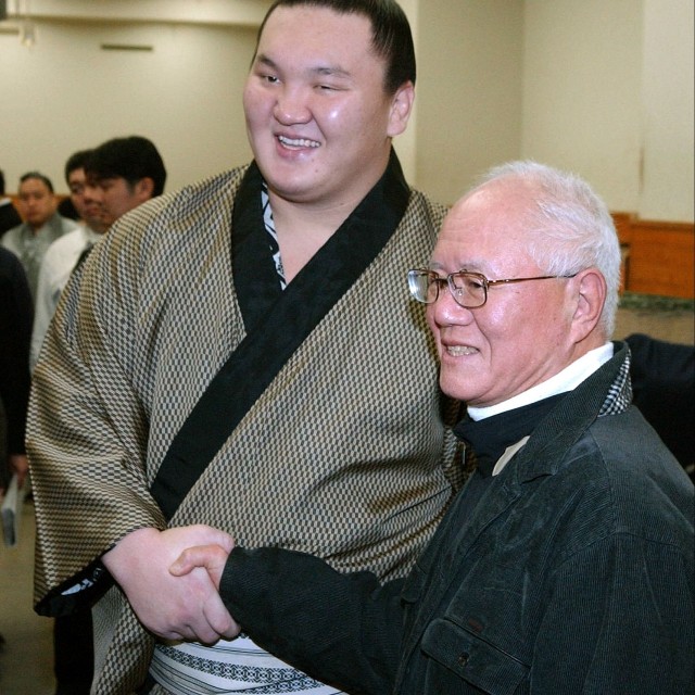 2009年、横綱・白鵬（左）を激励する漫画家のちばてつや氏＝両国国技館
