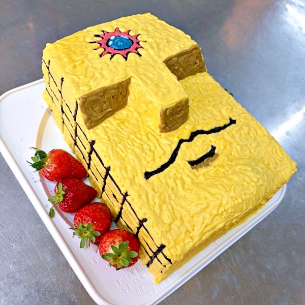 人気漫画『キン肉マン』に登場する“サンシャイン”を再現した手作りケーキ（画像提供：ぼぶさん）
