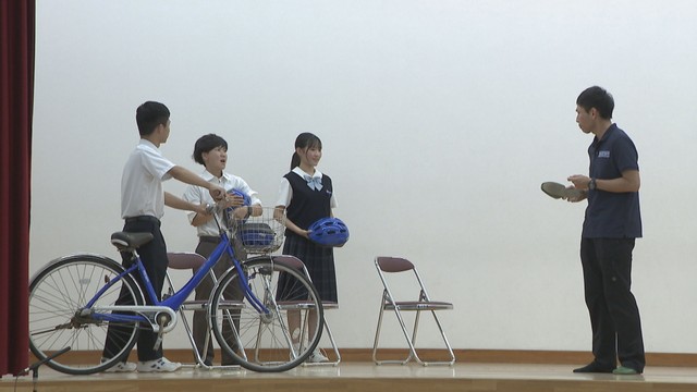 高校生に寸劇でヘルメットの重要性を伝える　高松市