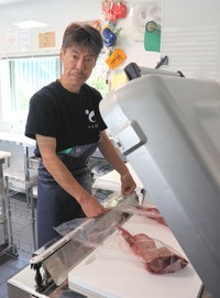 釣り客向けに魚をさばく藤江さん。さばいた魚を真空パックする設備もある（舞鶴市魚屋）