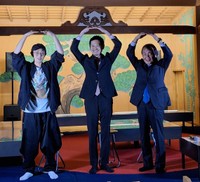 春画展開幕前の会見を「WA」ポーズで締めくくる（左から）林靖高氏、手塚マキ氏、浦上満氏＝都内の新宿歌舞伎町能舞台