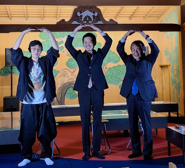 春画展開幕前の会見を「WA」ポーズで締めくくる（左から）林靖高氏、手塚マキ氏、浦上満氏＝都内の新宿歌舞伎町能舞台