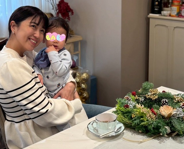 クリスマスリース作りを2025年1月に生まれた次男と楽しむ（新妻聖子さんのInstagramより）