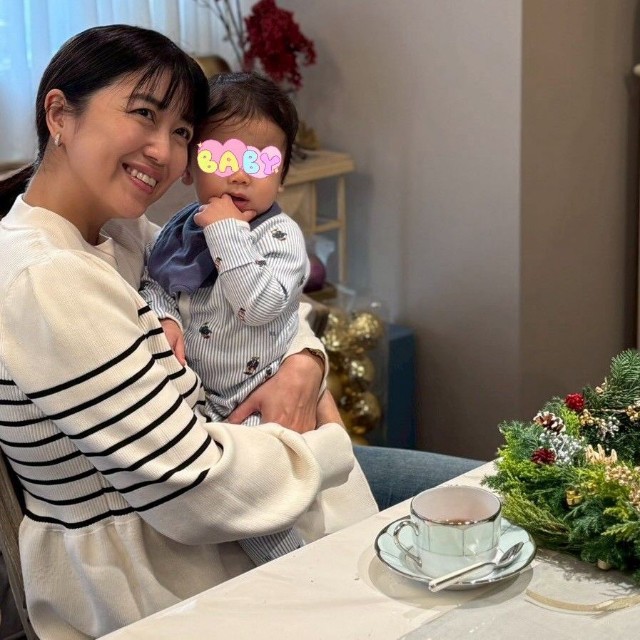 クリスマスリース作りを2025年1月に生まれた次男と楽しむ（新妻聖子さんのInstagramより）