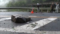 大雨の影響か…国道180号で落石　土砂崩れの恐れがあり約3キロが通行止めに　岡山・新見市