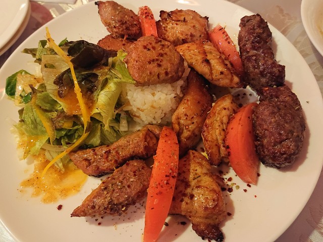 羊肉、キョフテ（肉団子）、鶏肉のケバブ盛り合わせ。こういった肉料理は一見シンプルに見えて「トルコ料理の華」とでも言うべき技巧が込められている。肉が本来持つ味わいをここまで引き出し、かつあっさりと仕上げるには相当の腕とセンスが必要。