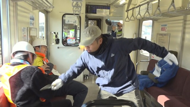 井原鉄道が警察・消防と合同で不審者対応訓練　走行中に刃物を持った不審者が現れた想定　岡山