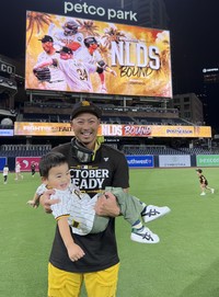 ワイルドカードシリーズ突破を決め、長男を抱いて喜ぶ内藤さん（１０月）＝本人提供
