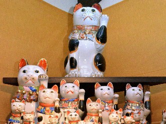 招き猫の「本家」はすらり３頭身　招き猫ミュージアム