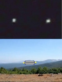 2010年6月25日午後11時6分、益子祐司氏が北海道・十勝岳の崖から撮影した、原生林の上に出没した２つの発光体（上）。下はその位置を説明するために同位置から日中撮影した写真（本人提供）