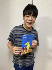 自身で制作した絵本『かわったかたちのさかな』（協立コミュニケーションズ）