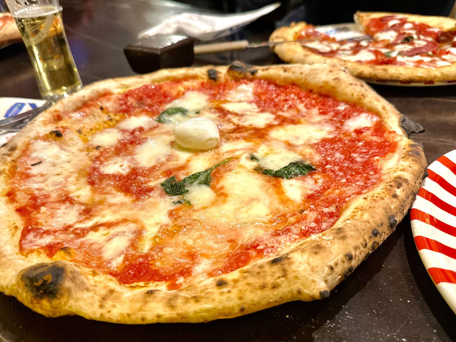 ナポリの老舗店でピッツァ・マルゲリータを こんなトマトソース食べた 