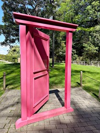 “はらっぱ”にあるフォトスポット「どこでもドア」（画像提供：矢野トシノリさん）