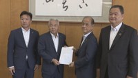 新アリーナ整備を応援する決議書を大森雅夫市長に手渡した岡山市議会議長
