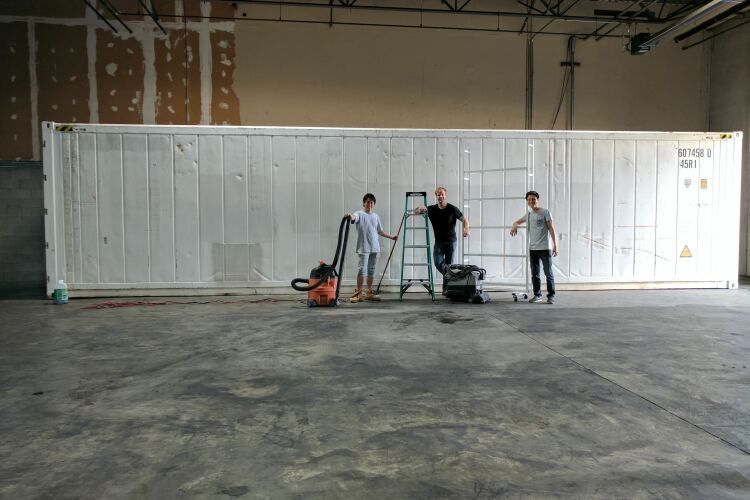 創業当時、コンテナに植物工場を造る古賀大貴さん