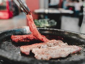 「ひとりでする自分」に酔った私。焼肉屋で「できない人」扱いされて