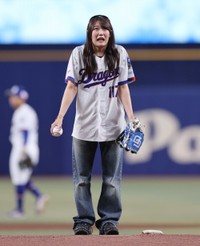 始球式で緊張したような表情の村瀬心椛