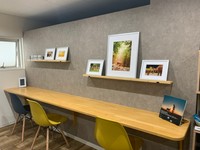 さすが奈良！鹿の写真が飾られています（提供）