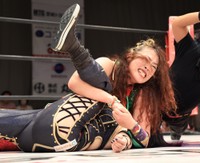 ３カウントを奪う松本（DASH・チサコVS松本浩代より）＝後楽園ホール