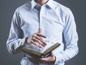 公正証書遺言が自筆遺言より手堅い理由は？　手順・証人・費用を解説