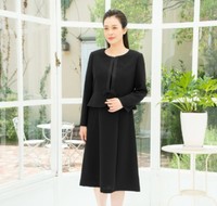 しまむらの喪服の一例。大きいサイズ向け商品「レディース　フォーマルスーツ」（税込み13970円）（しまむらのオンラインストアから）