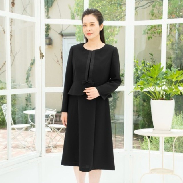 しまむらの喪服の一例。大きいサイズ向け商品「レディース　フォーマルスーツ」（税込み13970円）（しまむらのオンラインストアから）