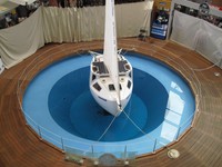 1989年、サンフランシスコ・西宮の航海を成功させた世界最小（全長2.80m）のマーメイド号。新西宮ヨットハーバー（現在はコンクリートの上に設置して展示されてます）＝撮影：小嶋あきら