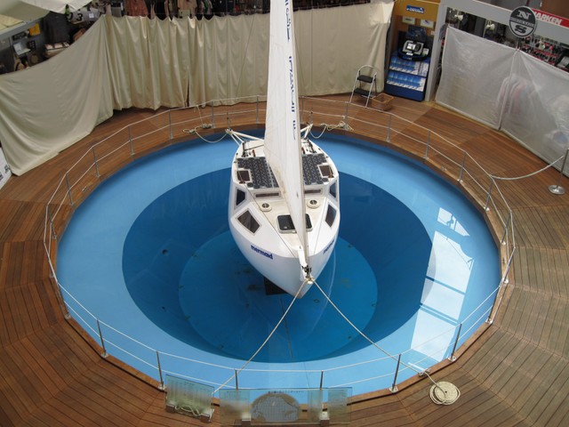 1989年、サンフランシスコ・西宮の航海を成功させた世界最小（全長2.80m）のマーメイド号。新西宮ヨットハーバー（現在はコンクリートの上に設置して展示されてます）＝撮影：小嶋あきら