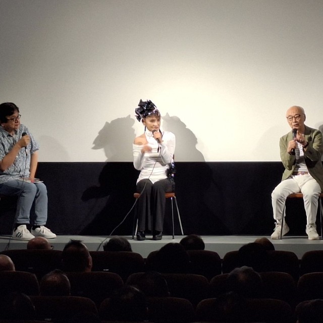 トークイベントの壇上で語り合うで（左から）尾形敏朗氏、志穂美悦子、福永邦昭氏＝都内の目黒シネマ