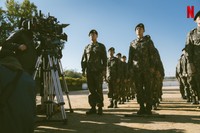 Netflix Koreaの公式X（＠@NetflixKR）より ドラマ「D.P.-脱走兵追跡官」ビハインドカット
