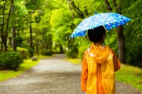 子ども用傘は大人が使うには小さい…　※画像はイメージです（Photographer YOSHI/stock.adobe.com）