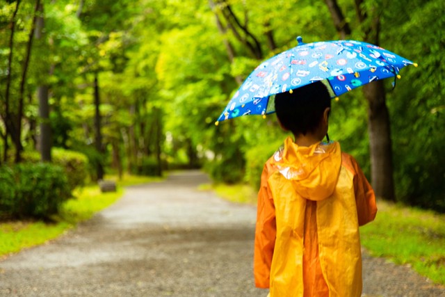 子ども用傘は大人が使うには小さい…　※画像はイメージです（Photographer YOSHI/stock.adobe.com）