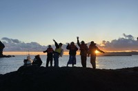 静岡県下田市の海外デジタルノマド交流プログラム「TADAIMA SHIMODA」で漁船に乗船体験したデジタルノマドたち＝2024年11月21日、静岡県下田市、塚田氏提供