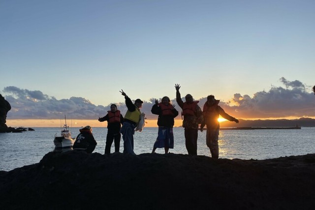 静岡県下田市の海外デジタルノマド交流プログラム「TADAIMA SHIMODA」で漁船に乗船体験したデジタルノマドたち＝2024年11月21日、静岡県下田市、塚田氏提供