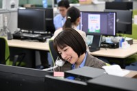 広告代理店で働く社会人9年目の飛鳥は日々の仕事に忙殺されていた　©️NHK