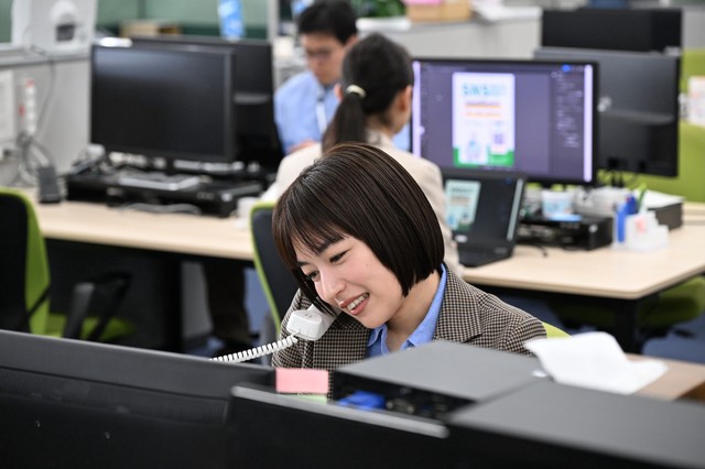 広告代理店で働く社会人9年目の飛鳥は日々の仕事に忙殺されていた　©️NHK