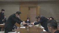 香川県知事に要望書を手渡し